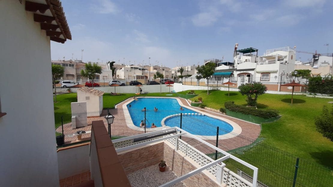 Bungalow de 1 habitación en Torrevieja en venta con piscina - 99.000 € (Ref: 8867689)