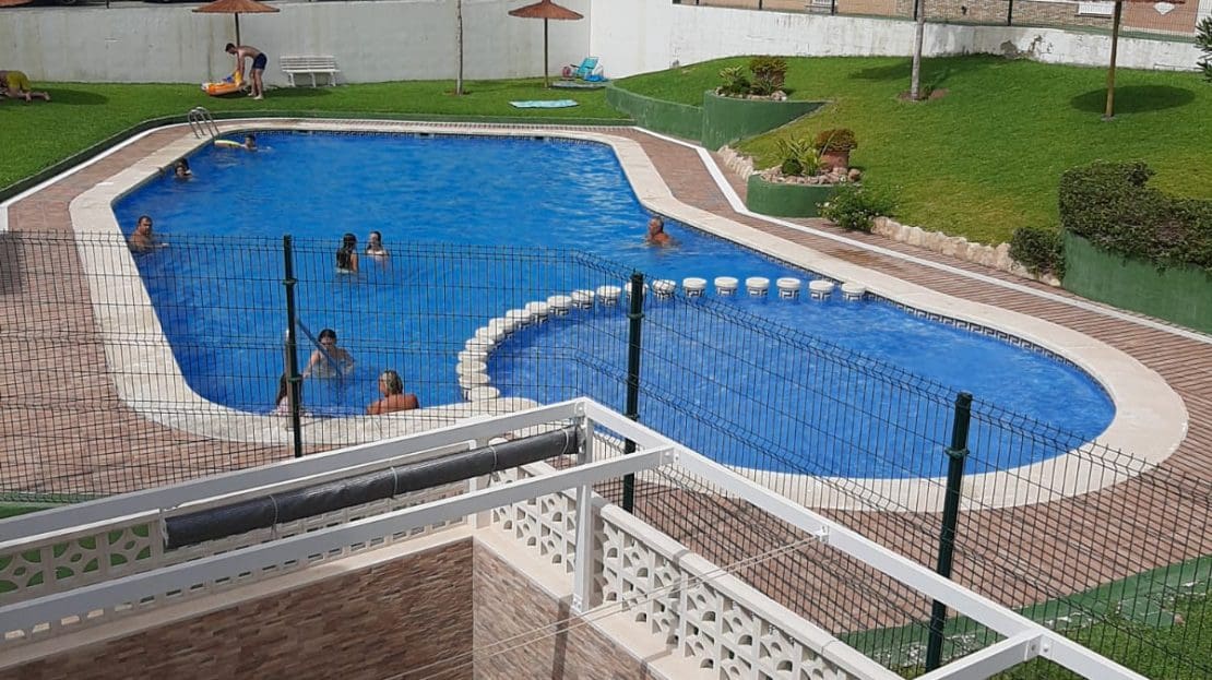 Bungalow de 1 habitación en Torrevieja en venta con piscina - 99.000 € (Ref: 8867689)