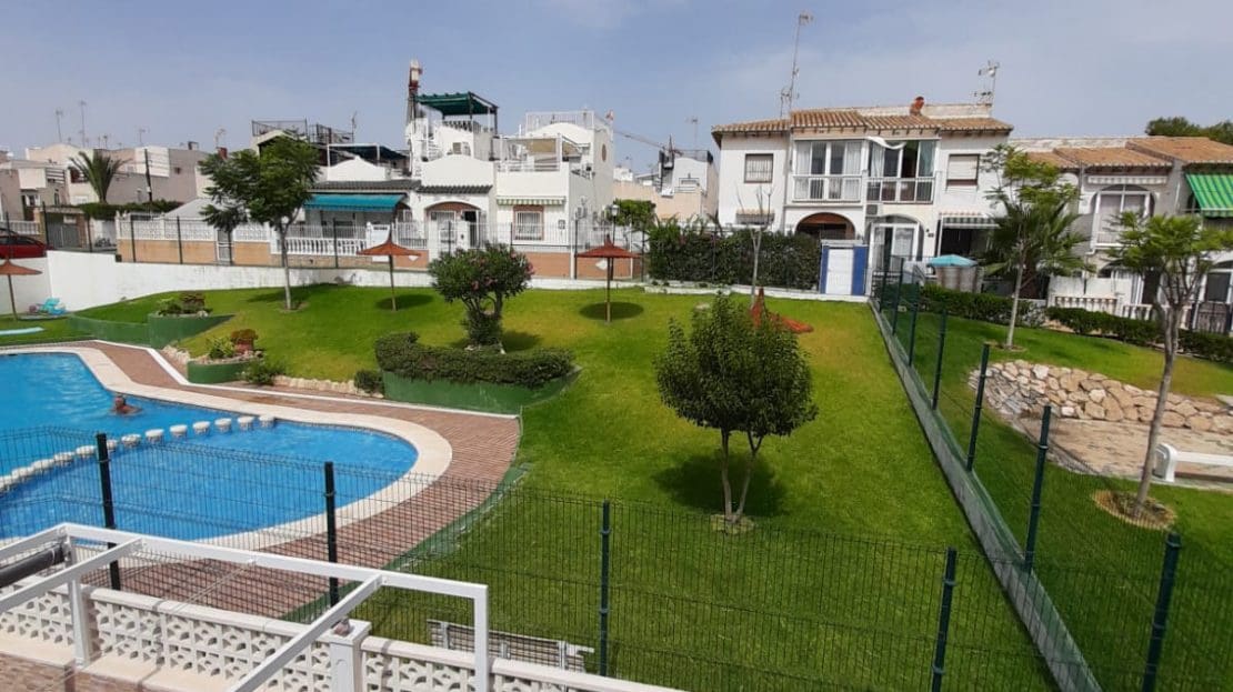 Bungalow de 1 habitación en Torrevieja en venta con piscina - 99.000 € (Ref: 8867689)