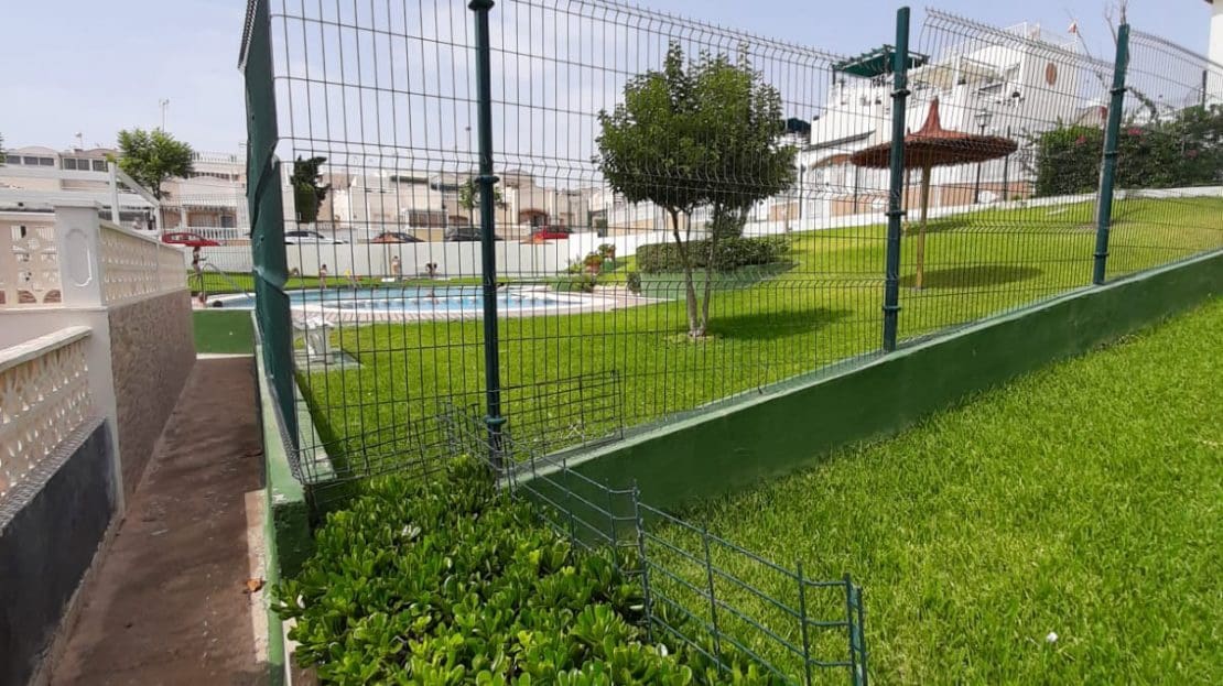 Bungalow de 1 habitación en Torrevieja en venta con piscina - 99.000 € (Ref: 8867689)