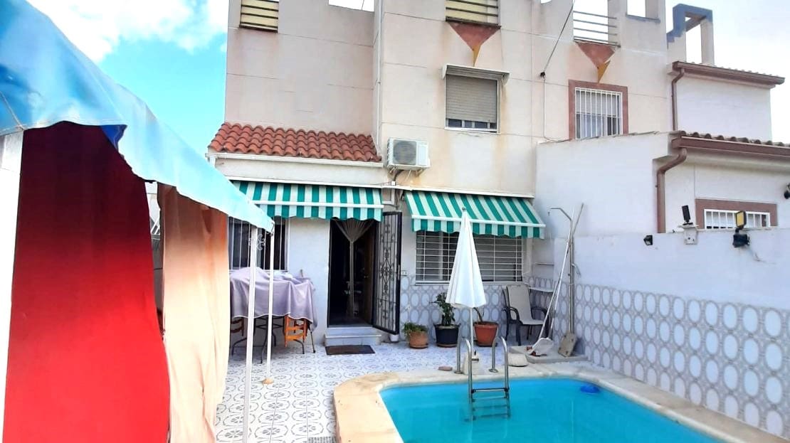 4 bedroom Bungalow for sale in Torrevieja with garage - € 189,000 (Ref: 9452561)