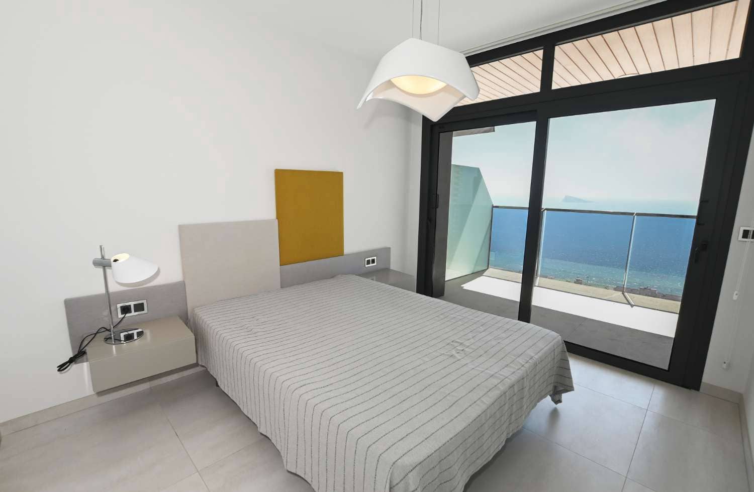 2 bedroom Beach Apartment for sale in Benidorm with pool - € 680,000 (Ref: 9610778)