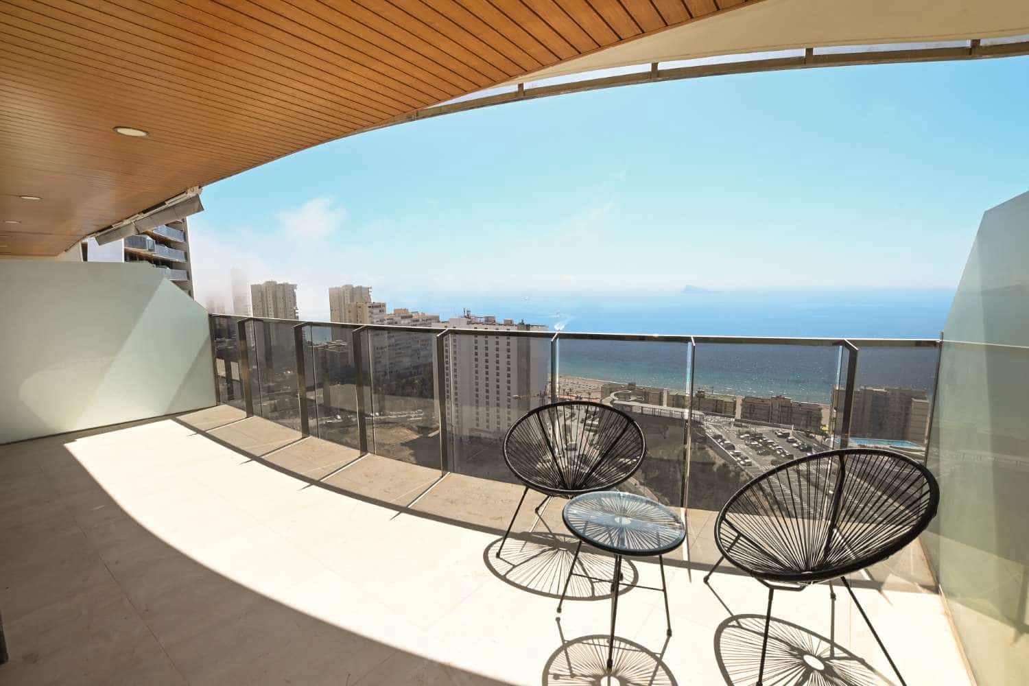 2 bedroom Beach Apartment for sale in Benidorm with pool - € 680,000 (Ref: 9610778)