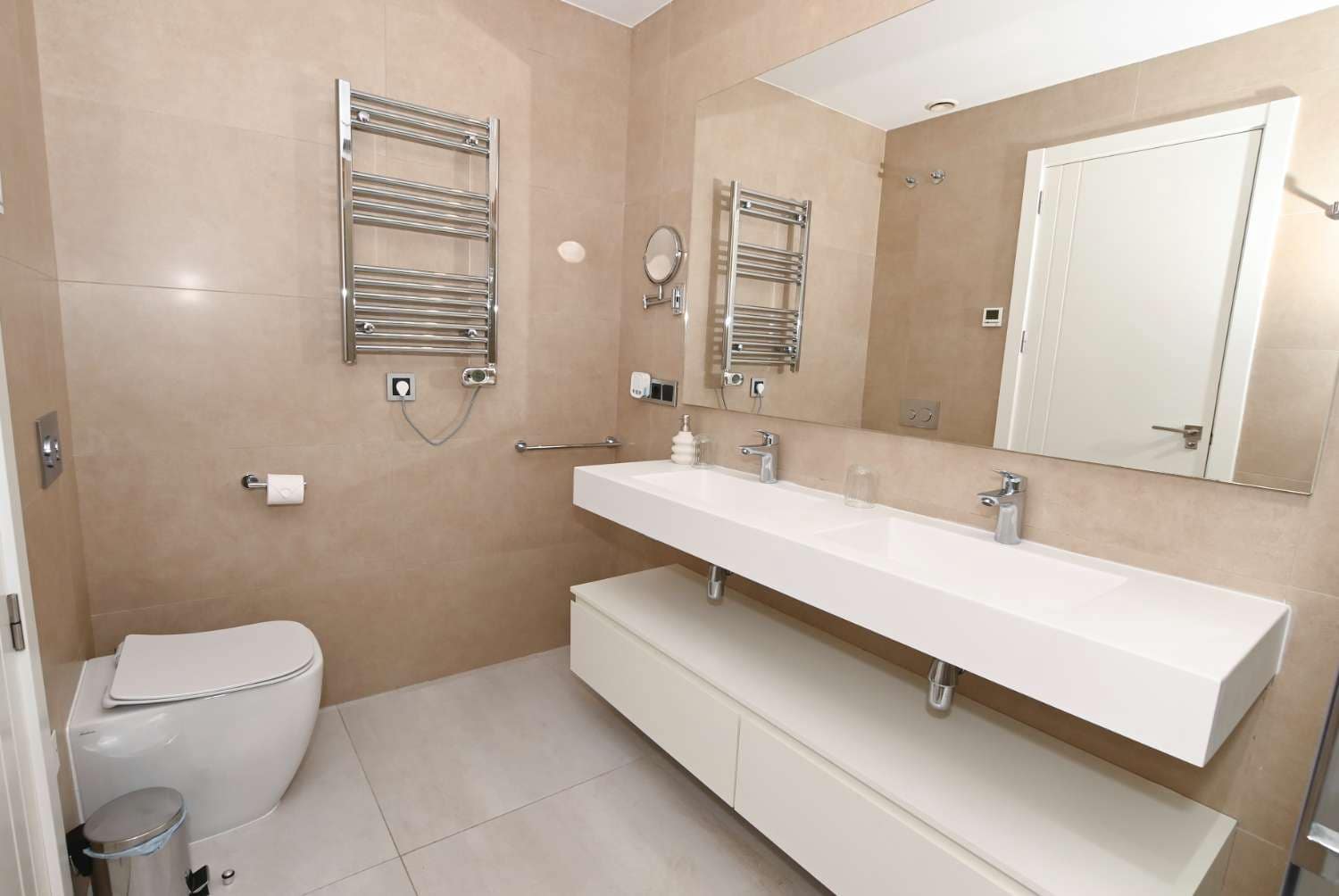 2 bedroom Beach Apartment for sale in Benidorm with pool - € 680,000 (Ref: 9610778)