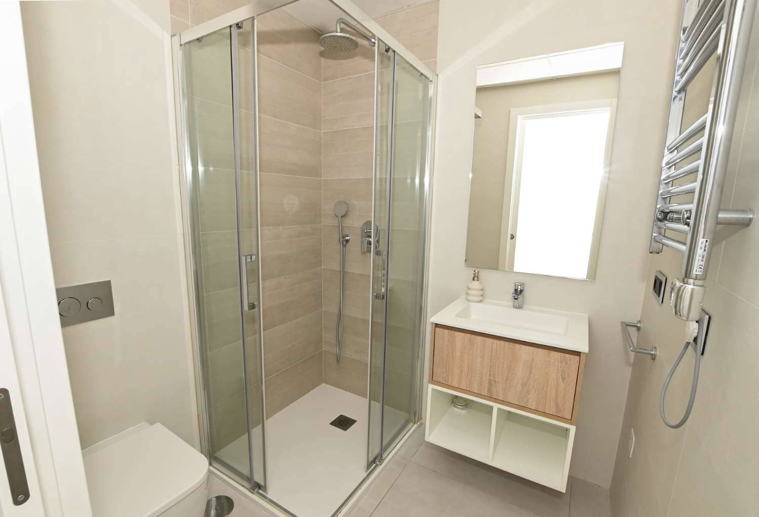 2 bedroom Beach Apartment for sale in Benidorm with pool - € 680,000 (Ref: 9610778)