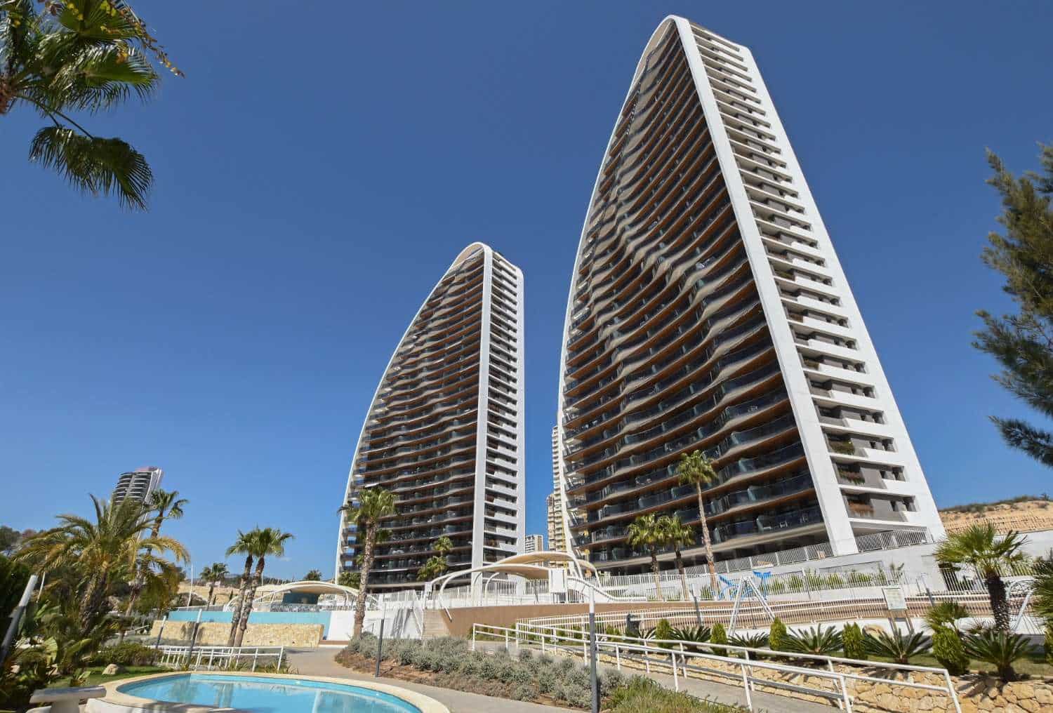2 bedroom Beach Apartment for sale in Benidorm with pool - € 680,000 (Ref: 9610778)