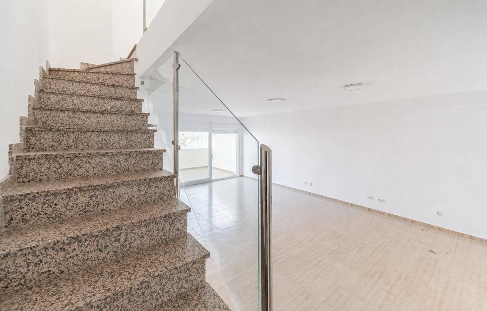 4 soverom Rekkehus til salgs i Fuengirola med svømmebasseng garasje - € 465 000 (Ref: 10005366)
