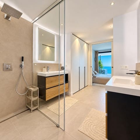 Apartamento de 2 habitaciones en Carvajal, Fuengirola en venta con piscina garaje - 945.000 € (Ref: 10148944)