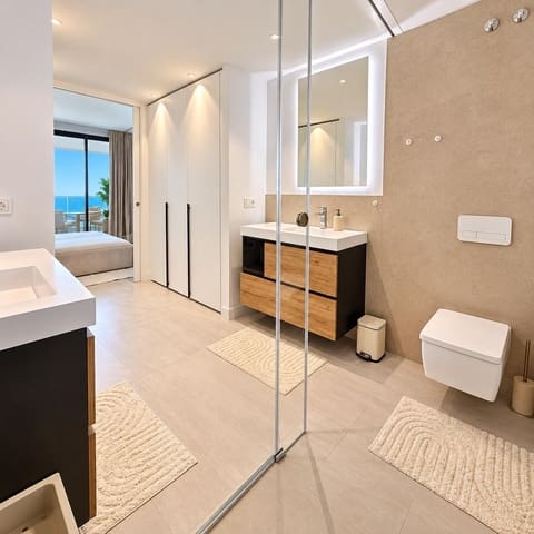 Apartamento de 2 habitaciones en Carvajal, Fuengirola en venta con piscina garaje - 945.000 € (Ref: 10148944)