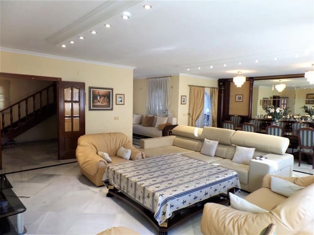 4 bedroom Apartment for sale in Fuengirola with pool garage - € 609,000 (Ref: 5112713)
