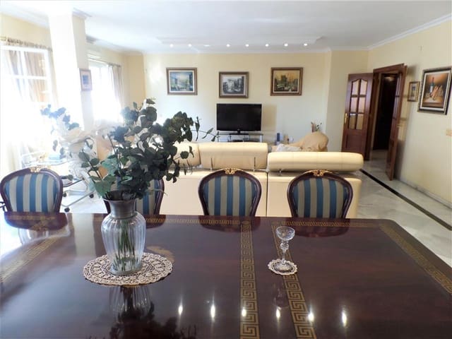 4 bedroom Apartment for sale in Fuengirola with pool - € 609,000 (Ref: 5112713)