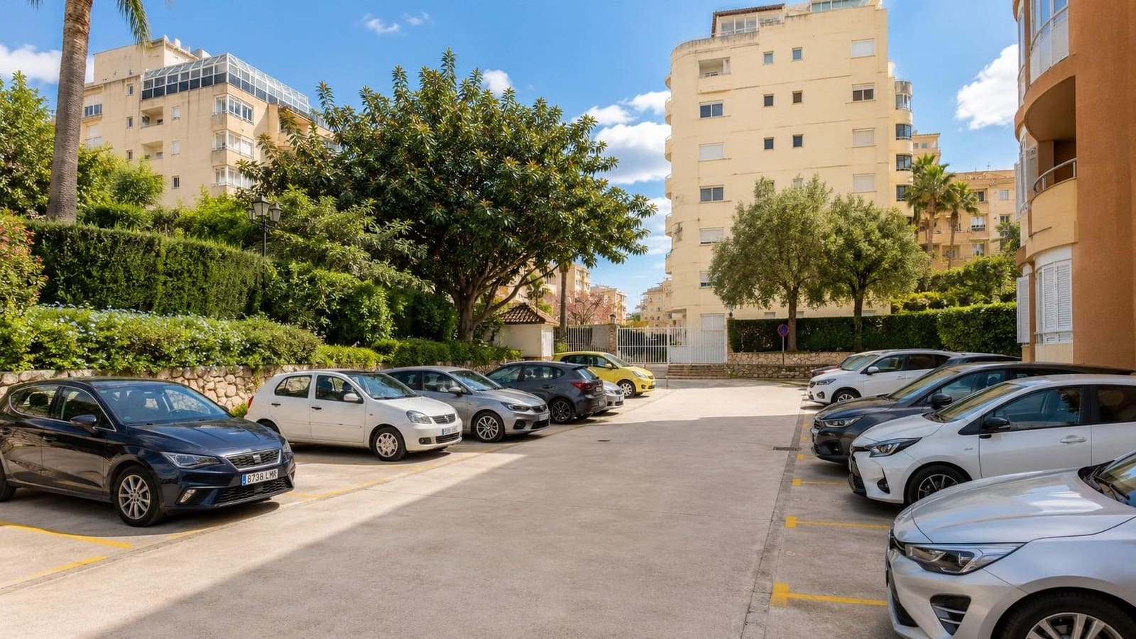 2 bedroom Apartment for sale in Fuengirola with pool - € 350,000 (Ref: 9269961)