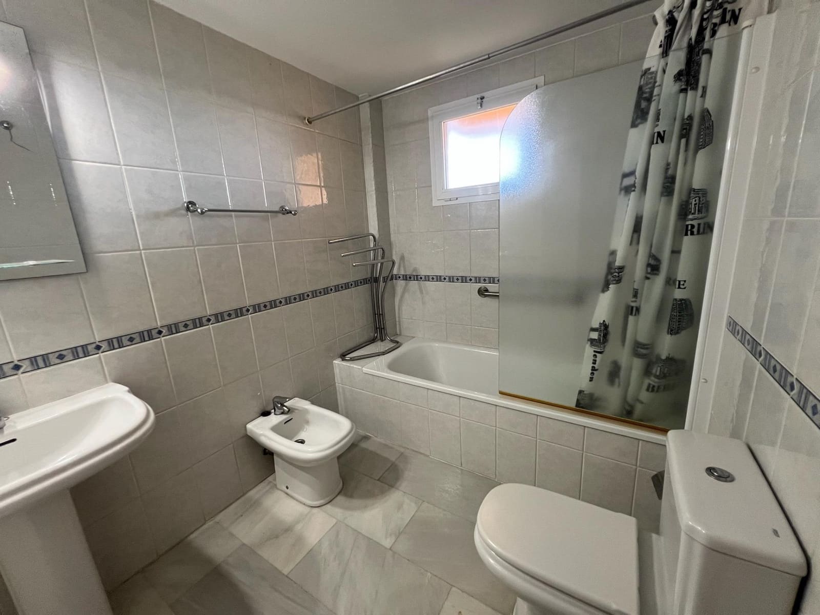 3 makuuhuone Rivitalo myytävänä paikassa Fuengirola mukana 
autotalli - 440 000 € (Ref: 9356078)