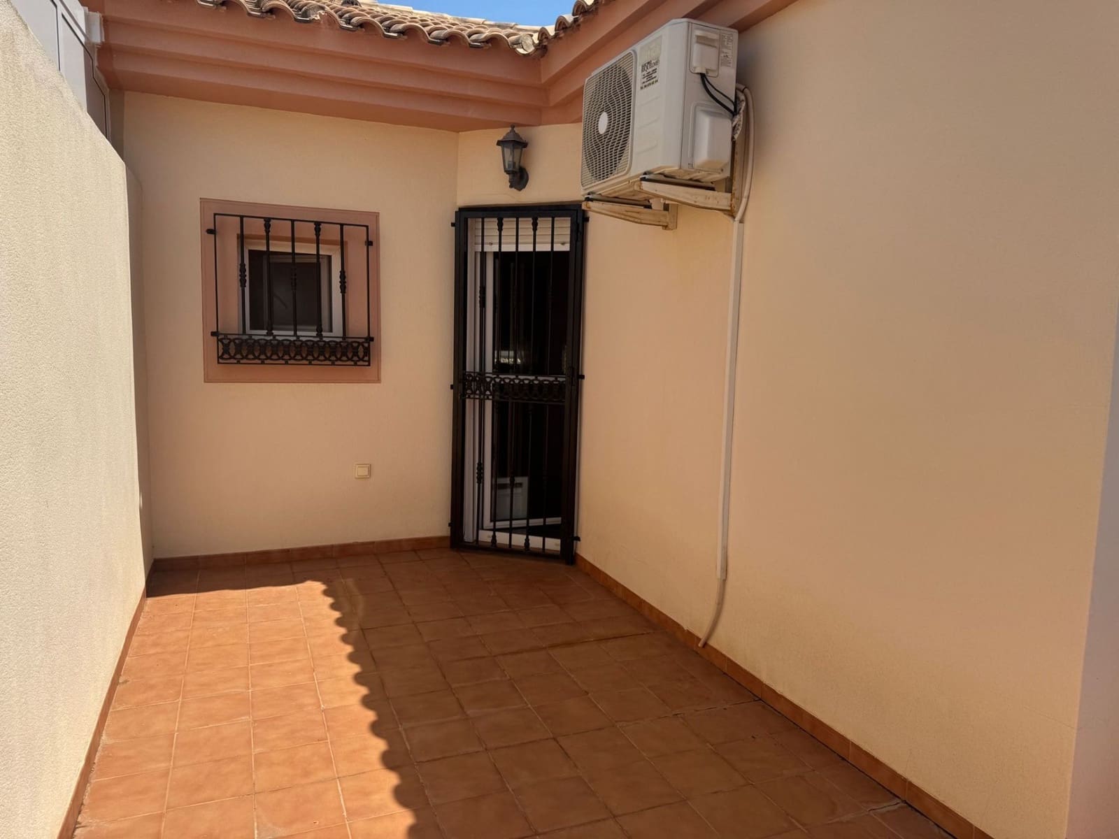 4 bedroom Townhouse for sale in Torre de la Horadada with garage - € 249,000 (Ref: 9084904)