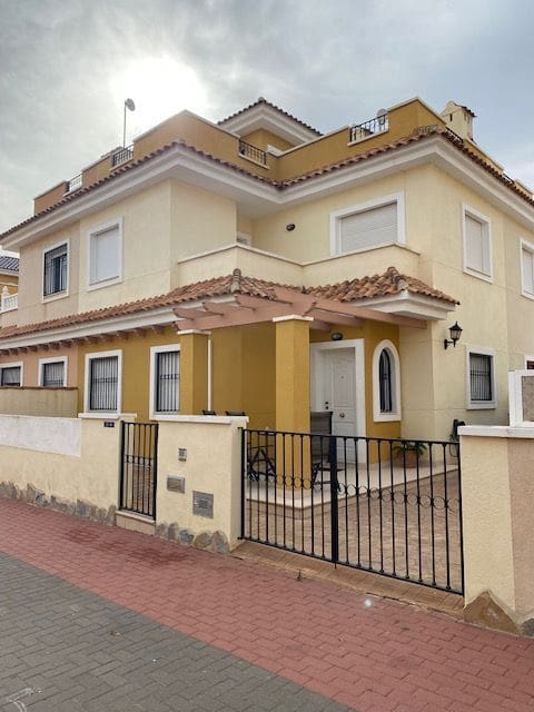 3 bedroom Villa for sale in Torre de la Horadada with garage - € 220,000 (Ref: 9418827)
