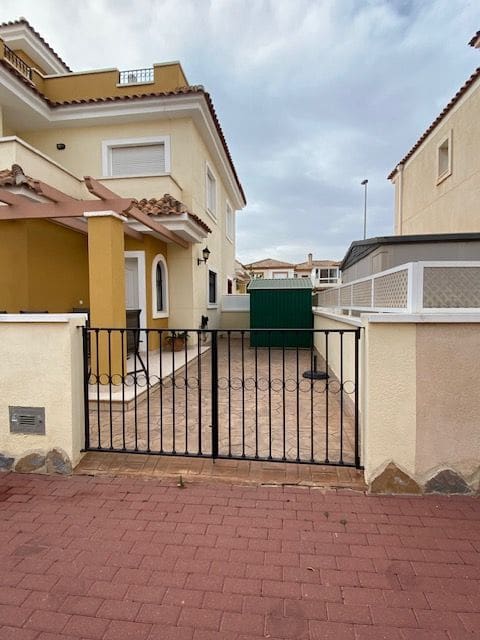 3 bedroom Villa for sale in Torre de la Horadada with garage - € 220,000 (Ref: 9418827)