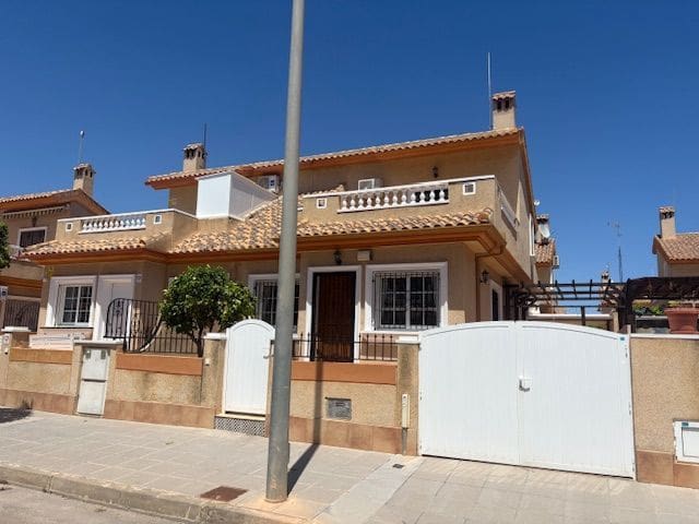 2 soverom Hus til salgs i Torre de la Horadada, Pilar de la Horadada med garasje - € 220 000 (Ref: 9835096)