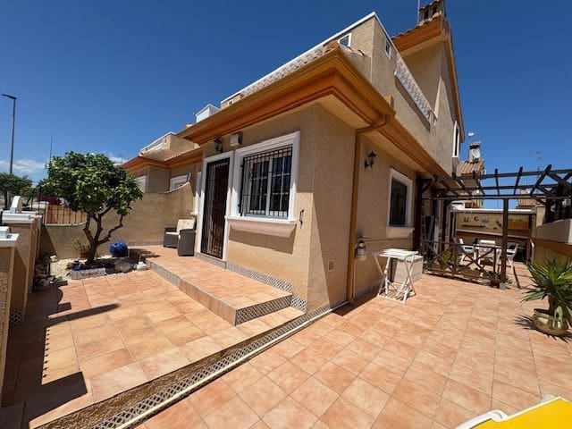 2 soverom Hus til salgs i Torre de la Horadada, Pilar de la Horadada med garasje - € 220 000 (Ref: 9835096)