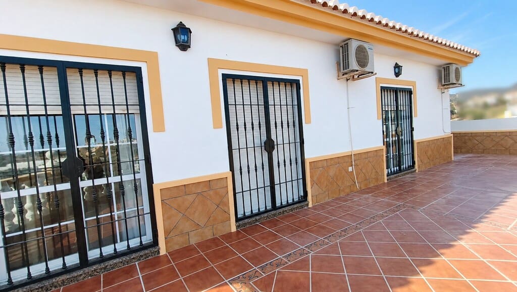 2 slaapkamer Villa te koop in Torrox-Costa met garage - € 475.000 (Ref: 10109027)