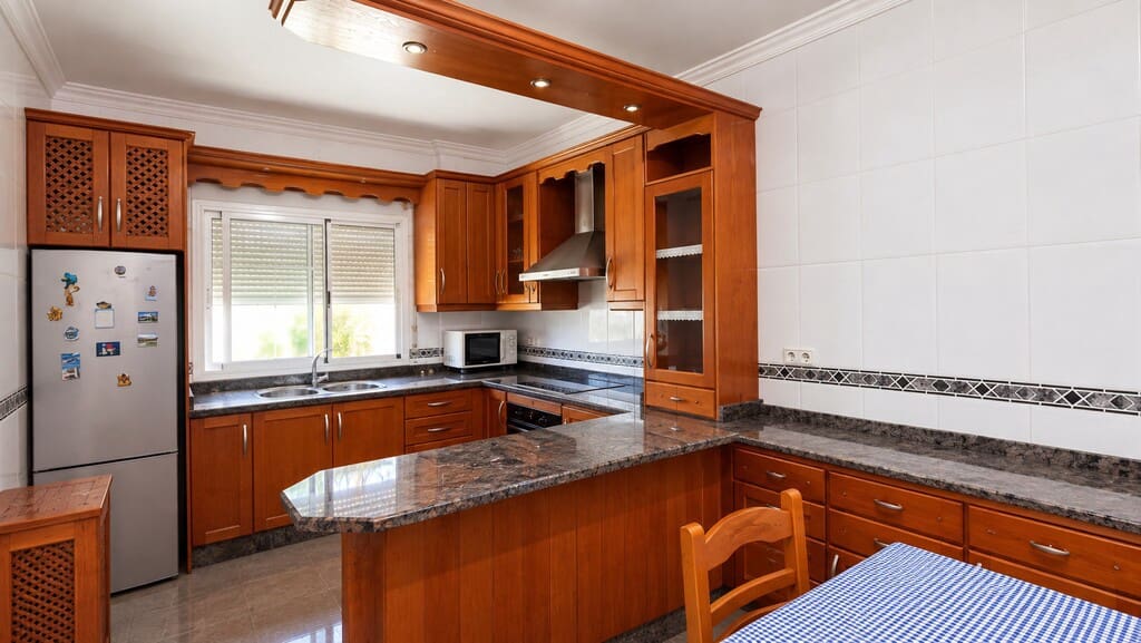 2 slaapkamer Villa te koop in Torrox-Costa met garage - € 475.000 (Ref: 10109027)