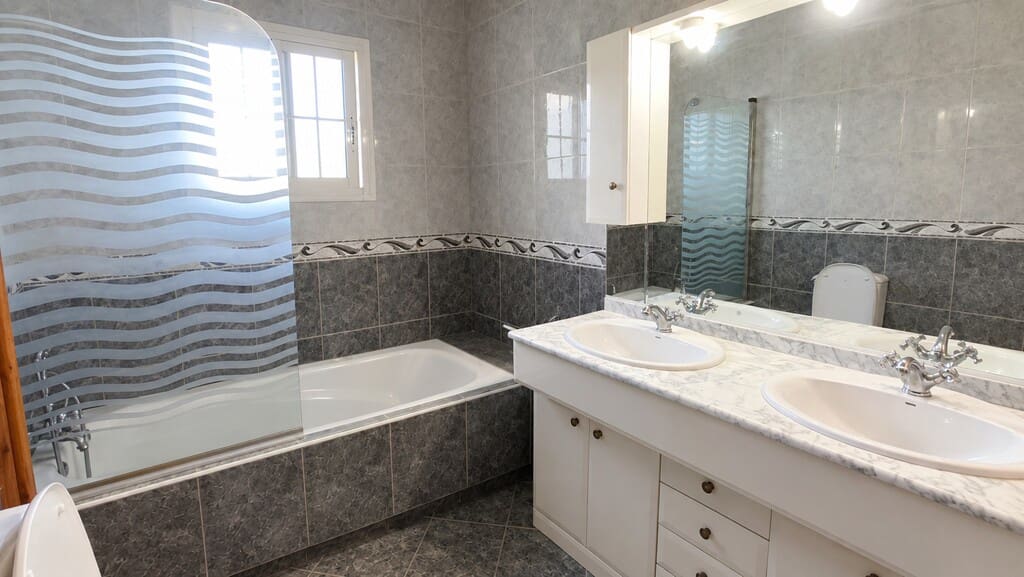 2 slaapkamer Villa te koop in Torrox-Costa met garage - € 475.000 (Ref: 10109027)