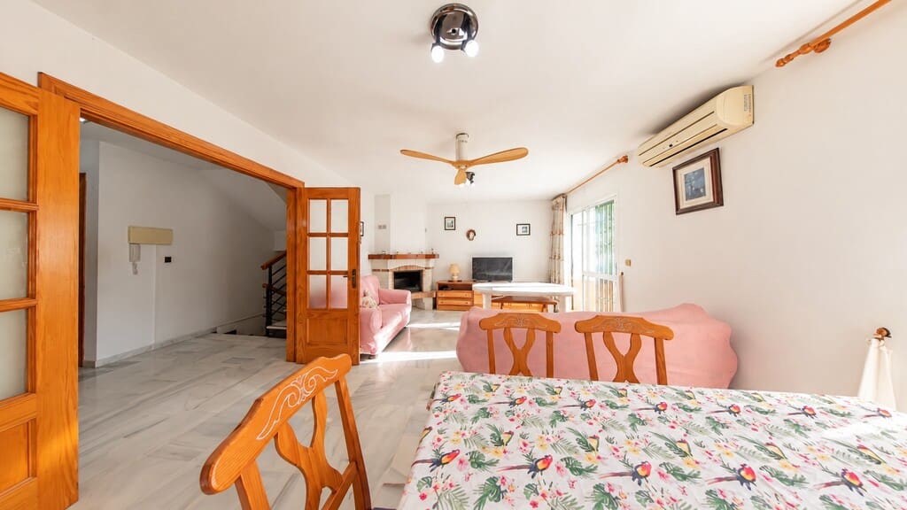 4 sypialnia Dom na sprzedaż w Caleta de Velez z basenem garażem - 399 000 € (Ref: 10162192)