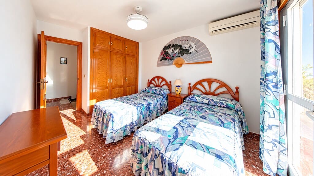 4 sypialnia Dom na sprzedaż w Caleta de Velez z basenem garażem - 399 000 € (Ref: 10162192)