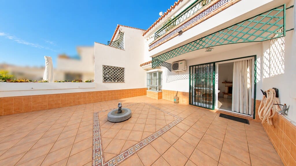 4 sypialnia Dom na sprzedaż w Caleta de Velez z basenem garażem - 399 000 € (Ref: 10162192)