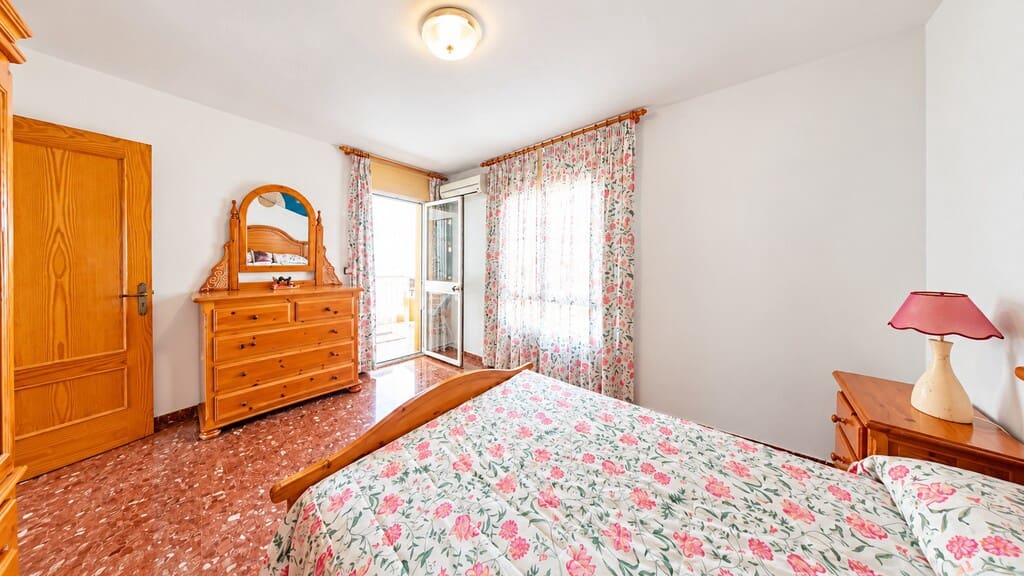 4 sypialnia Dom na sprzedaż w Caleta de Velez z basenem garażem - 399 000 € (Ref: 10162192)