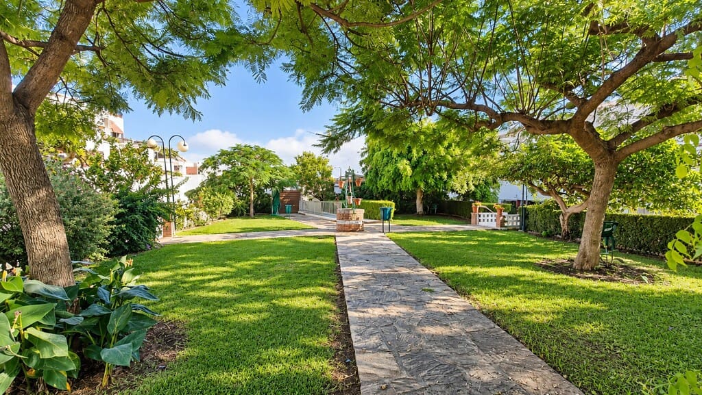 4 sypialnia Dom na sprzedaż w Caleta de Velez z basenem garażem - 399 000 € (Ref: 10162192)