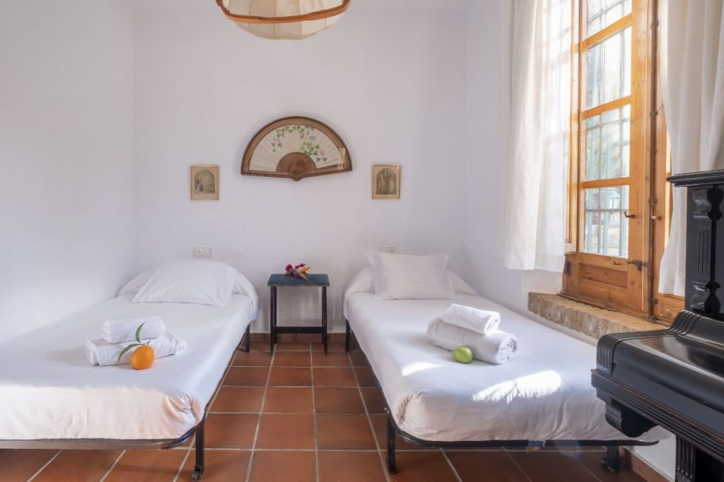 6 soveværelse Villa til salg i Sayalonga med swimmingpool - € 780.000 (Ref: 3122037)