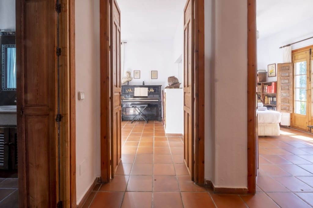 6 soveværelse Villa til salg i Sayalonga med swimmingpool - € 780.000 (Ref: 3122037)