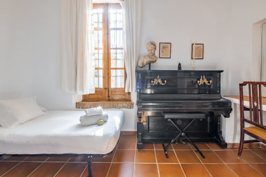 6 soveværelse Villa til salg i Sayalonga med swimmingpool - € 780.000 (Ref: 3122037)