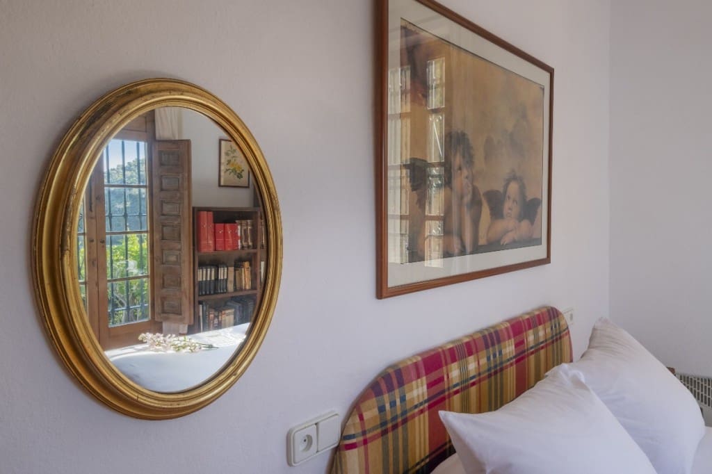 6 soveværelse Villa til salg i Sayalonga med swimmingpool - € 780.000 (Ref: 3122037)