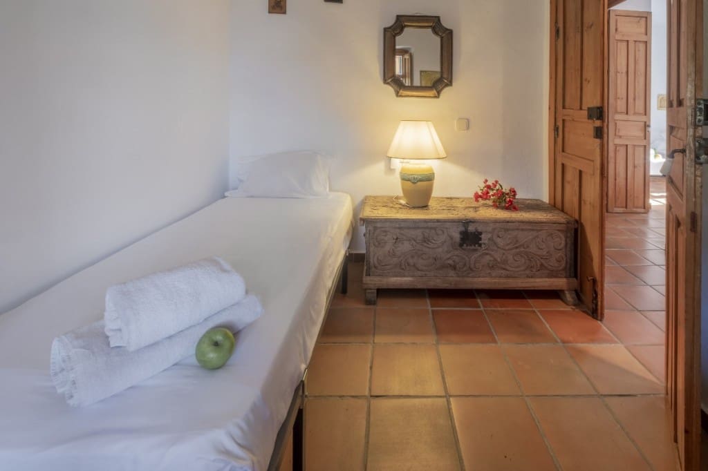 6 soveværelse Villa til salg i Sayalonga med swimmingpool - € 780.000 (Ref: 3122037)