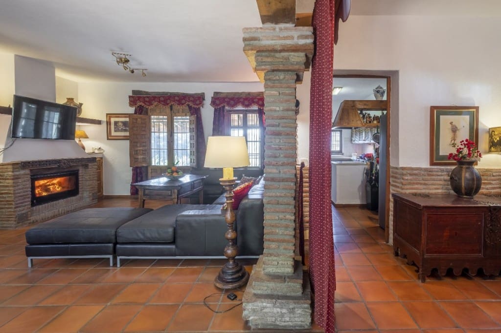 6 soveværelse Villa til salg i Sayalonga med swimmingpool - € 780.000 (Ref: 3122037)