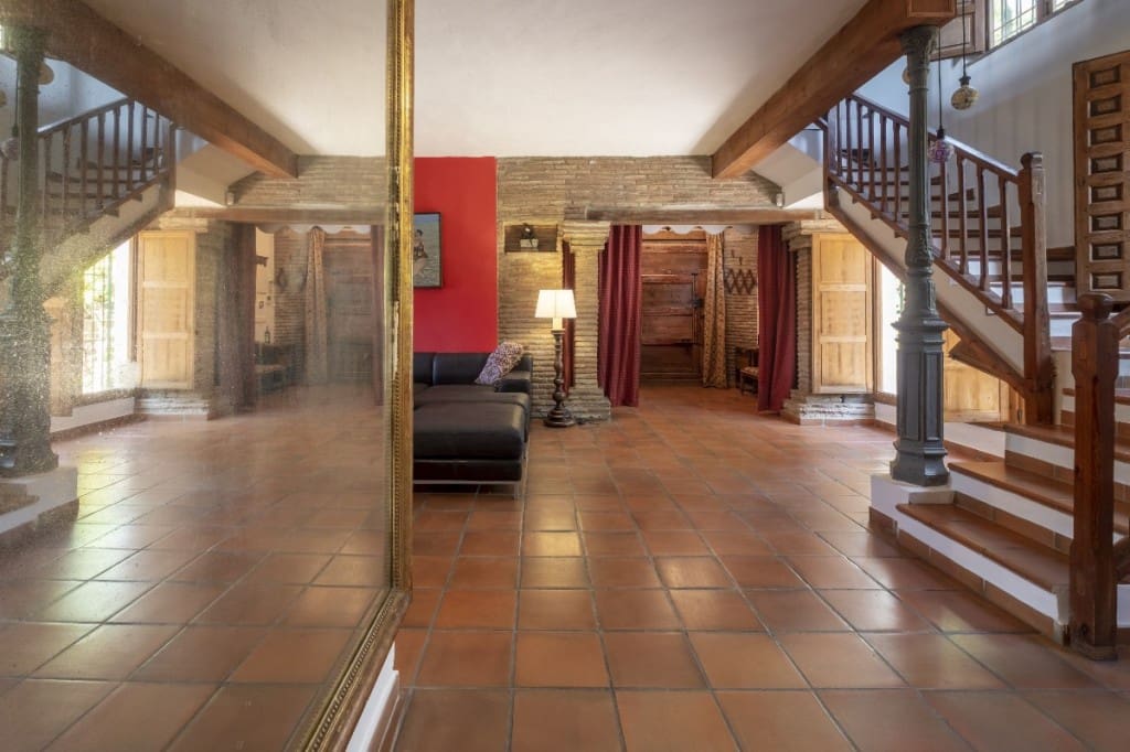 6 soveværelse Villa til salg i Sayalonga med swimmingpool - € 780.000 (Ref: 3122037)