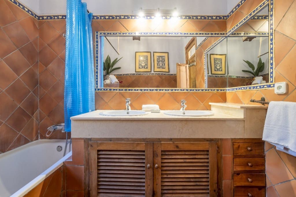 6 soveværelse Villa til salg i Sayalonga med swimmingpool - € 780.000 (Ref: 3122037)