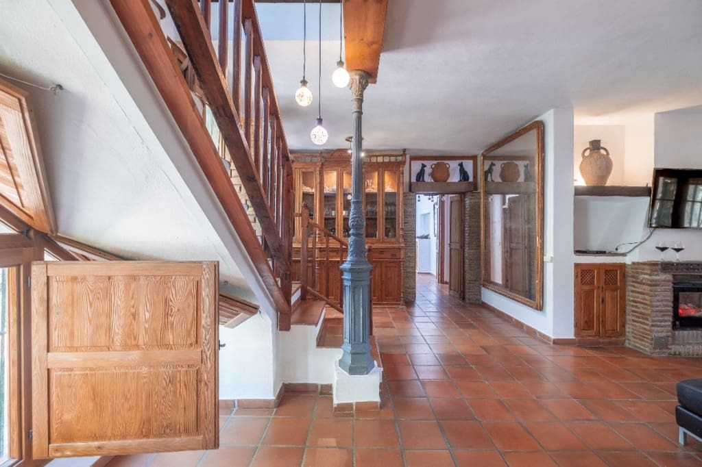 6 soveværelse Villa til salg i Sayalonga med swimmingpool - € 780.000 (Ref: 3122037)