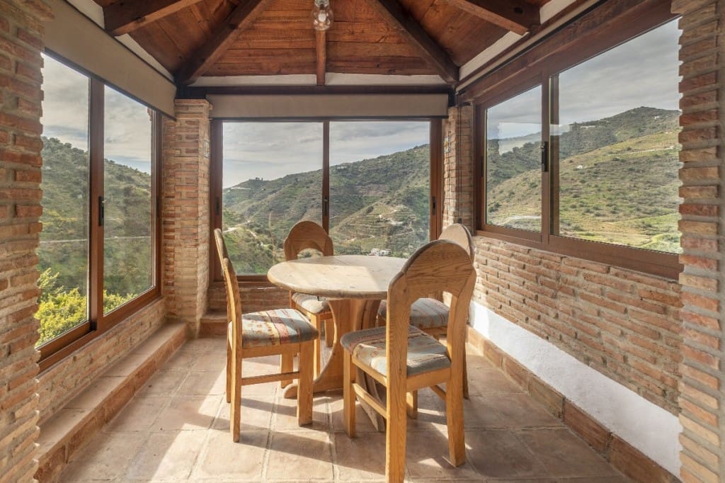 6 soveværelse Villa til salg i Sayalonga med swimmingpool - € 780.000 (Ref: 3122037)