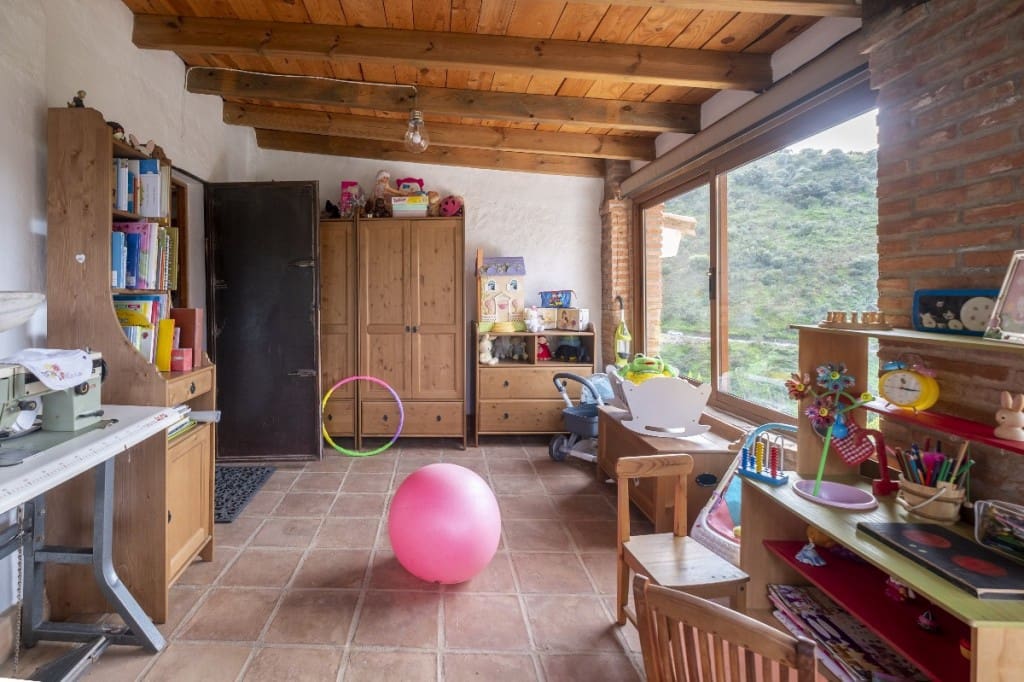 6 soveværelse Villa til salg i Sayalonga med swimmingpool - € 780.000 (Ref: 3122037)