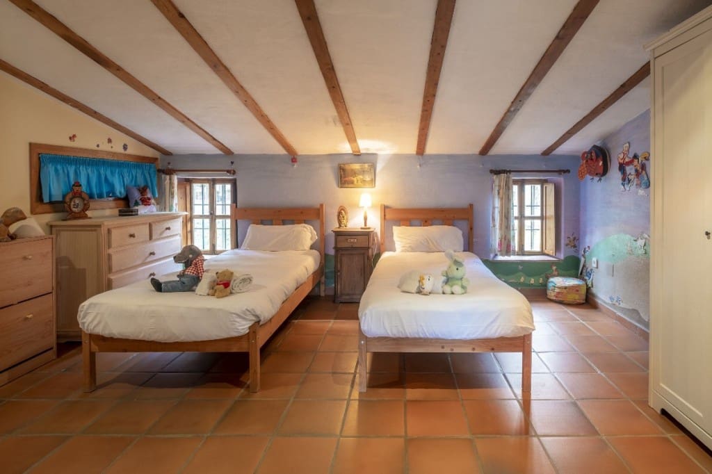 6 soveværelse Villa til salg i Sayalonga med swimmingpool - € 780.000 (Ref: 3122037)