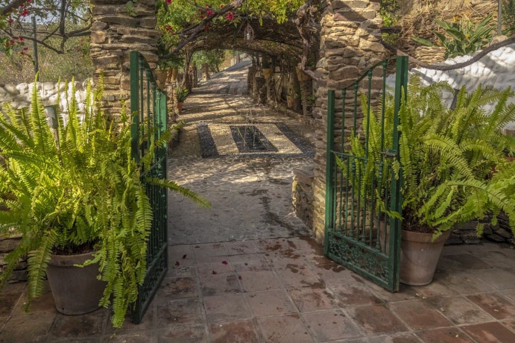 6 soveværelse Villa til salg i Sayalonga med swimmingpool - € 780.000 (Ref: 3122037)