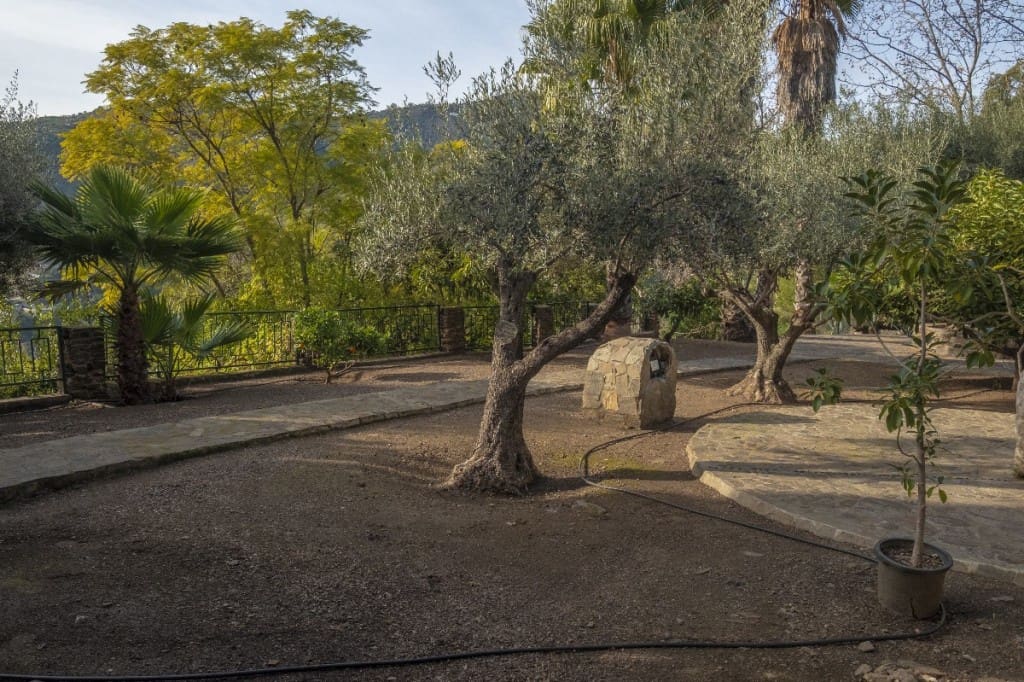 6 soveværelse Villa til salg i Sayalonga med swimmingpool - € 780.000 (Ref: 3122037)