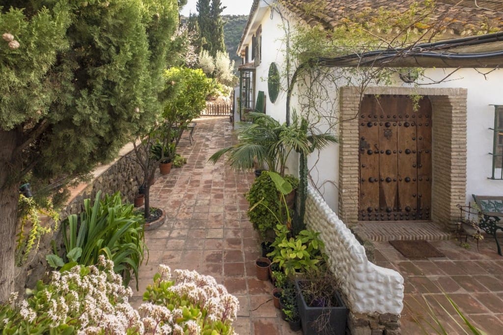 6 soveværelse Villa til salg i Sayalonga med swimmingpool - € 780.000 (Ref: 3122037)