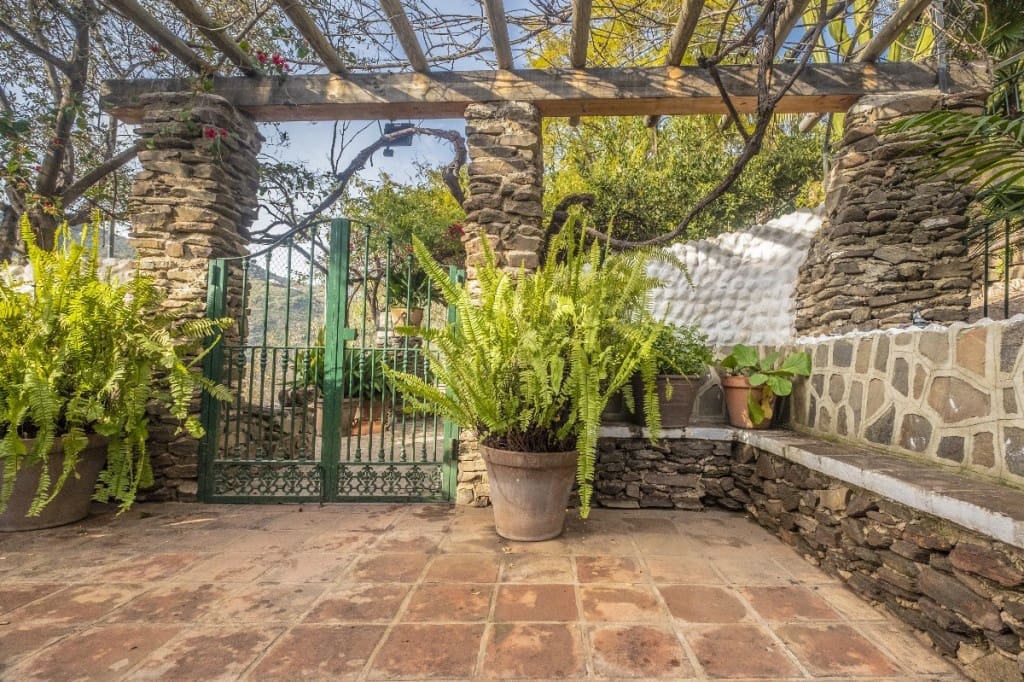 6 soveværelse Villa til salg i Sayalonga med swimmingpool - € 780.000 (Ref: 3122037)