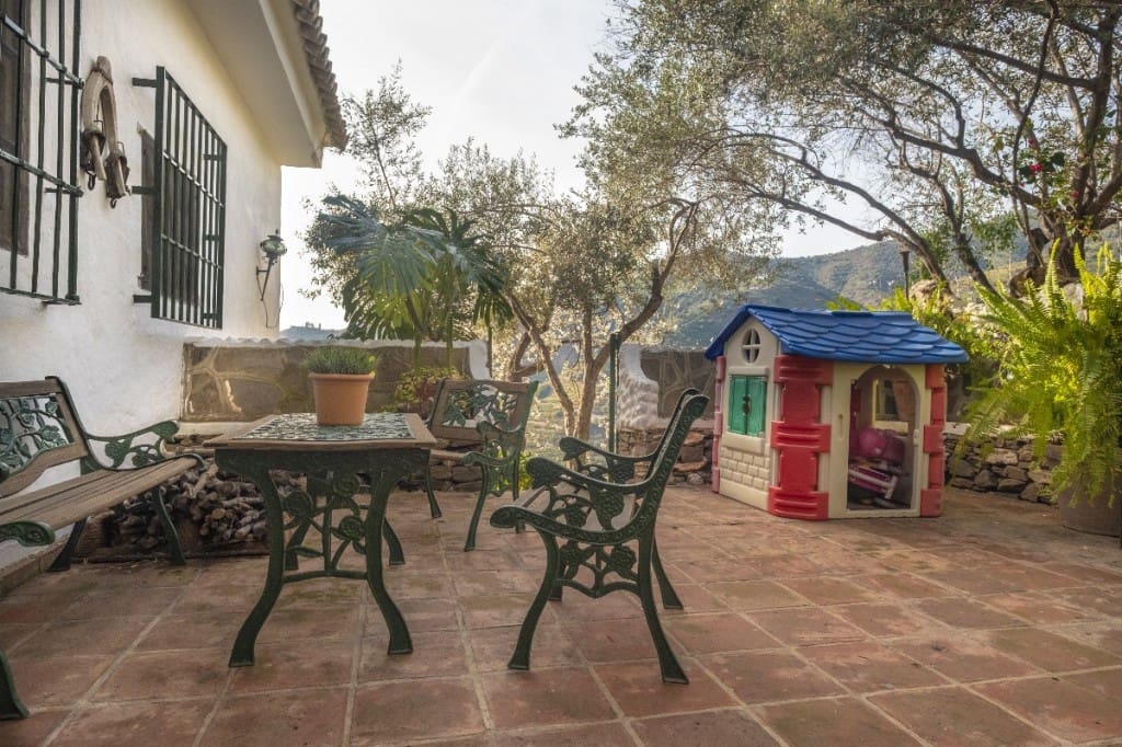 6 soveværelse Villa til salg i Sayalonga med swimmingpool - € 780.000 (Ref: 3122037)