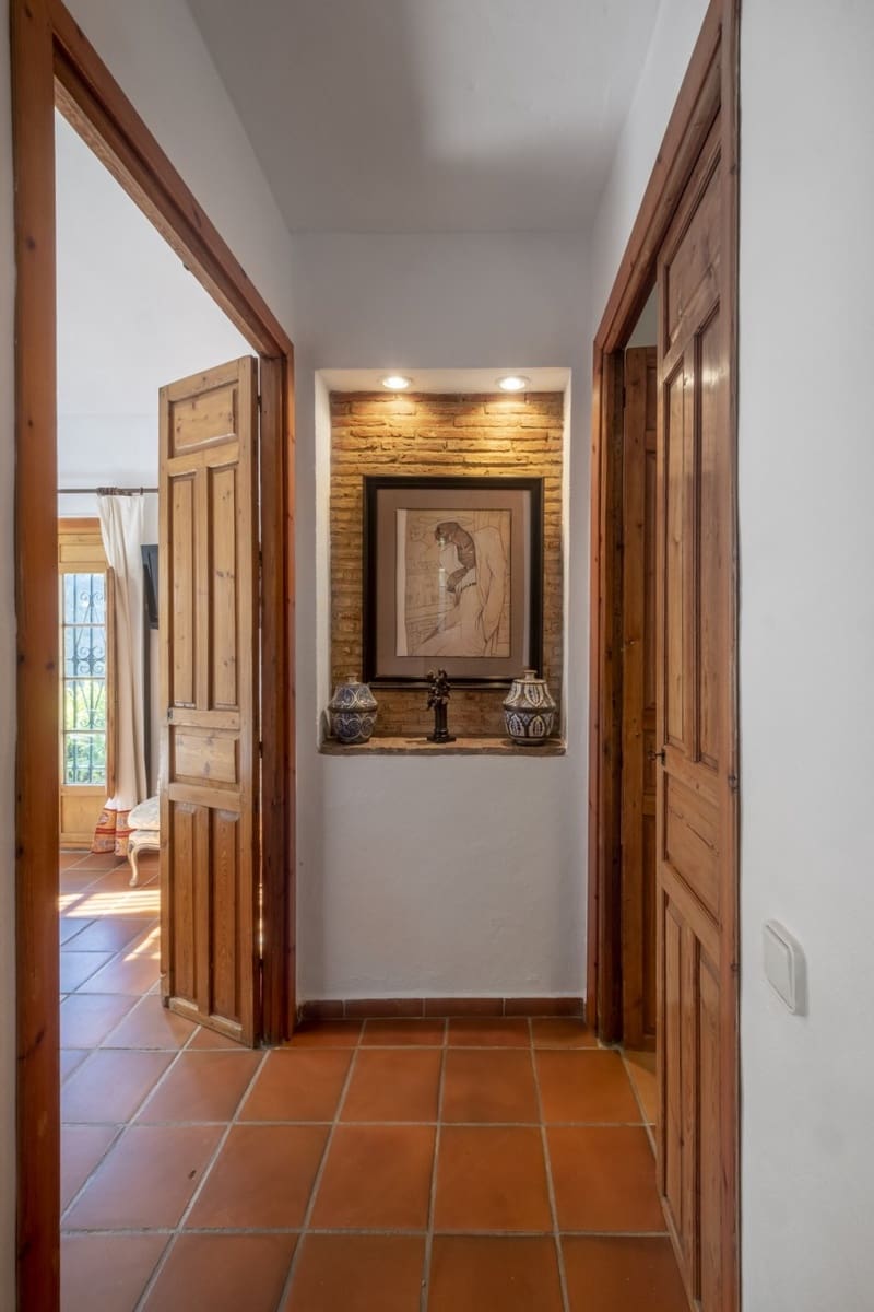 6 soveværelse Villa til salg i Sayalonga med swimmingpool - € 780.000 (Ref: 3122037)