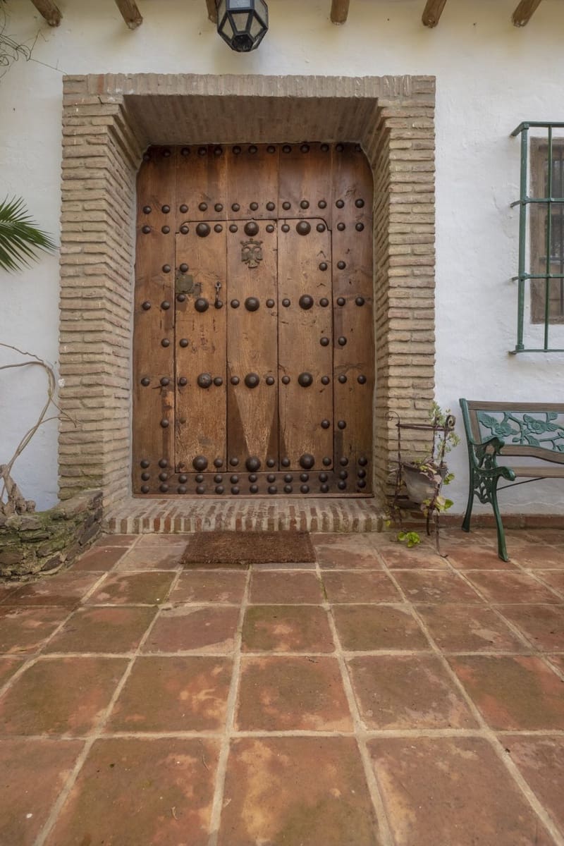 6 soveværelse Villa til salg i Sayalonga med swimmingpool - € 780.000 (Ref: 3122037)