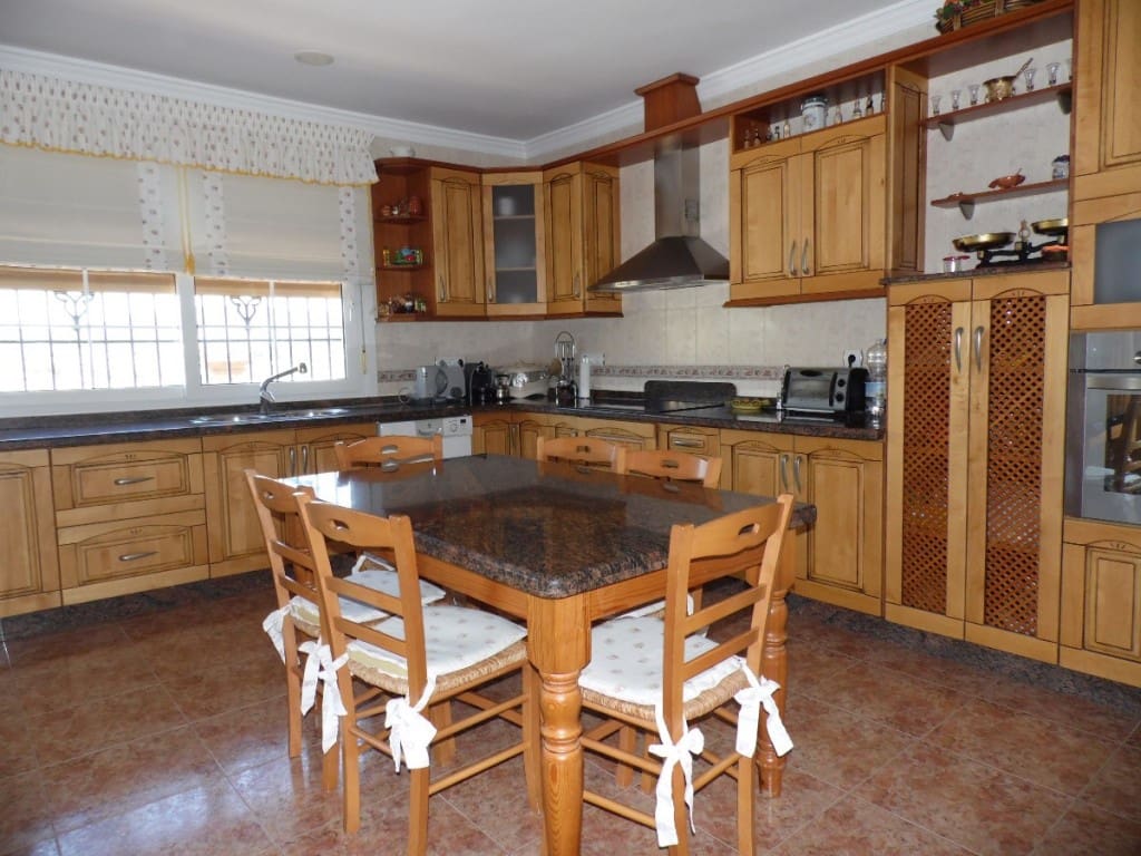 7 soveværelse Villa til salg i Vinuela med swimmingpool garage - € 650.000 (Ref: 3122217)